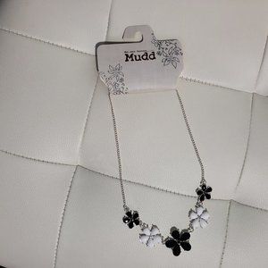 🍇2/$25 MUDD BLACK & WHITE FLOWER NECKLACE